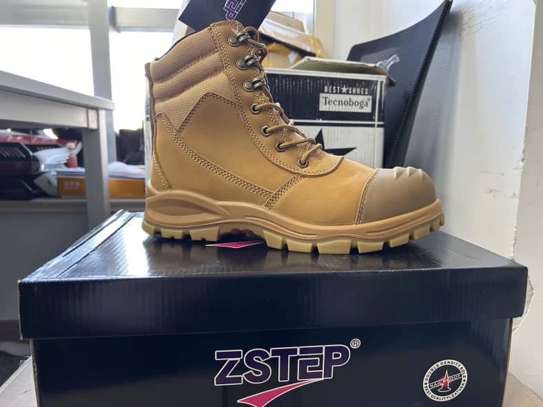 Chaussures de sécurité ZSTEP couleur miel, vue en boutique
