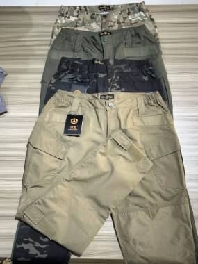 Pantalons tactiques motif camouflage et kaki